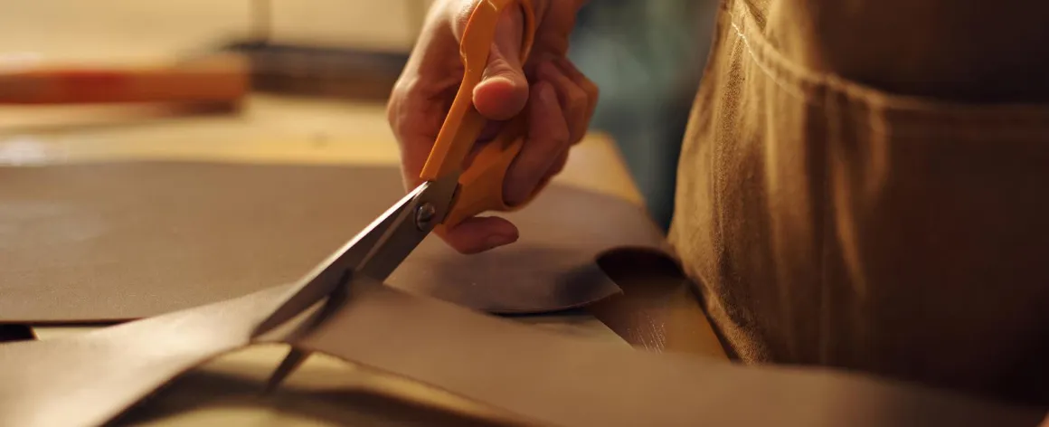 situaciones-especiales-foto Fotografía de un artesano cortando cuero